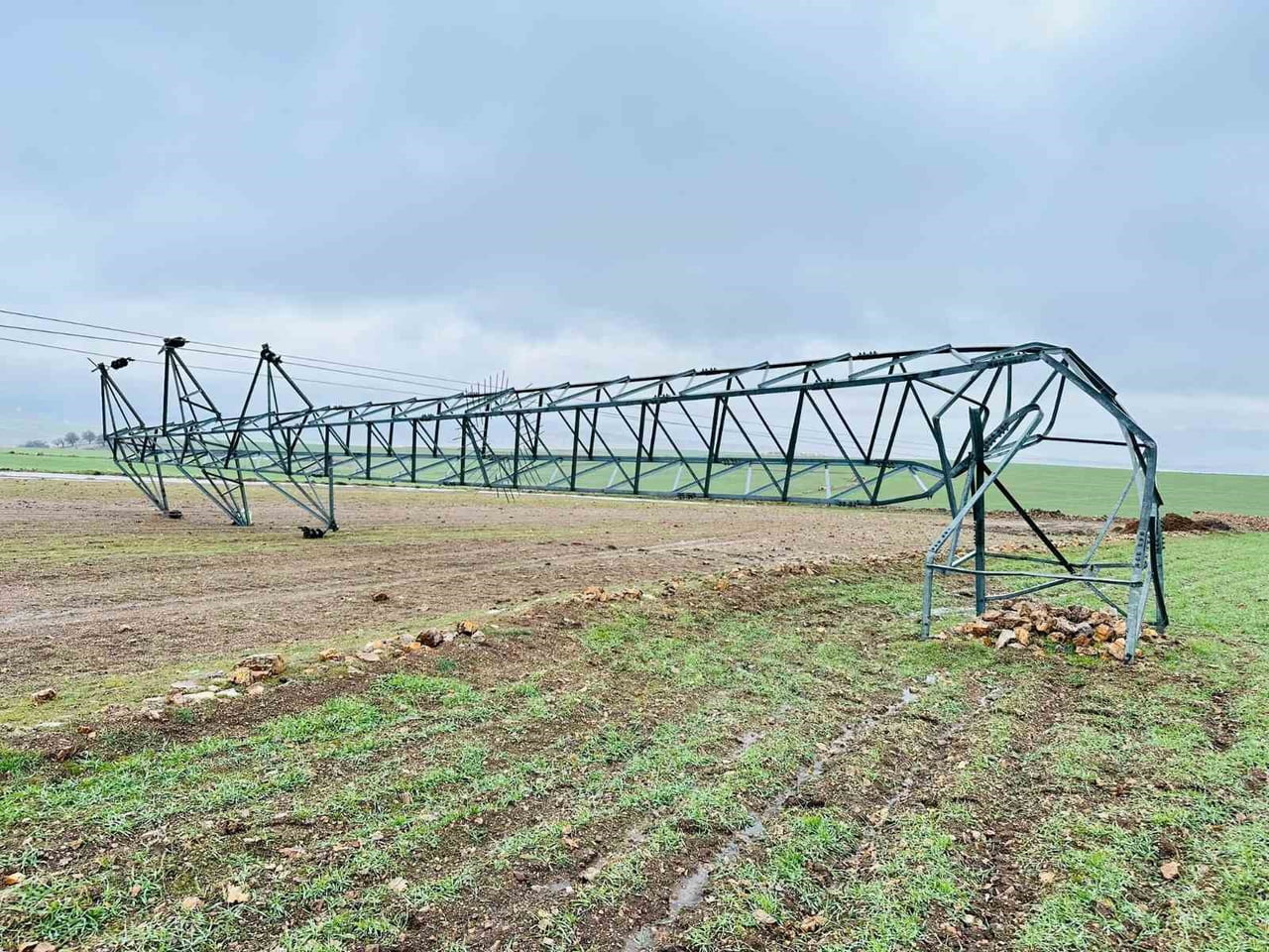 MARDİN’İN DERİK İLÇESİNDE KİMLİĞİ BELİRSİZ KİŞİLER TARAFINDAN ÇALINAN DESTEK ÜNİTELERİ NEDENİYLE 3...