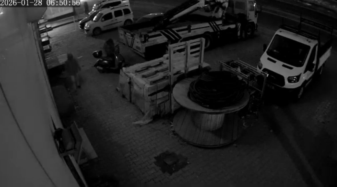 MARDİN’İN KIZILTEPE İLÇESİNDE BİR VATANDAŞIN EVİNİN ÖNÜNE PARK ETTİĞİ MOTOSİKLET, SABAH ERKEN...