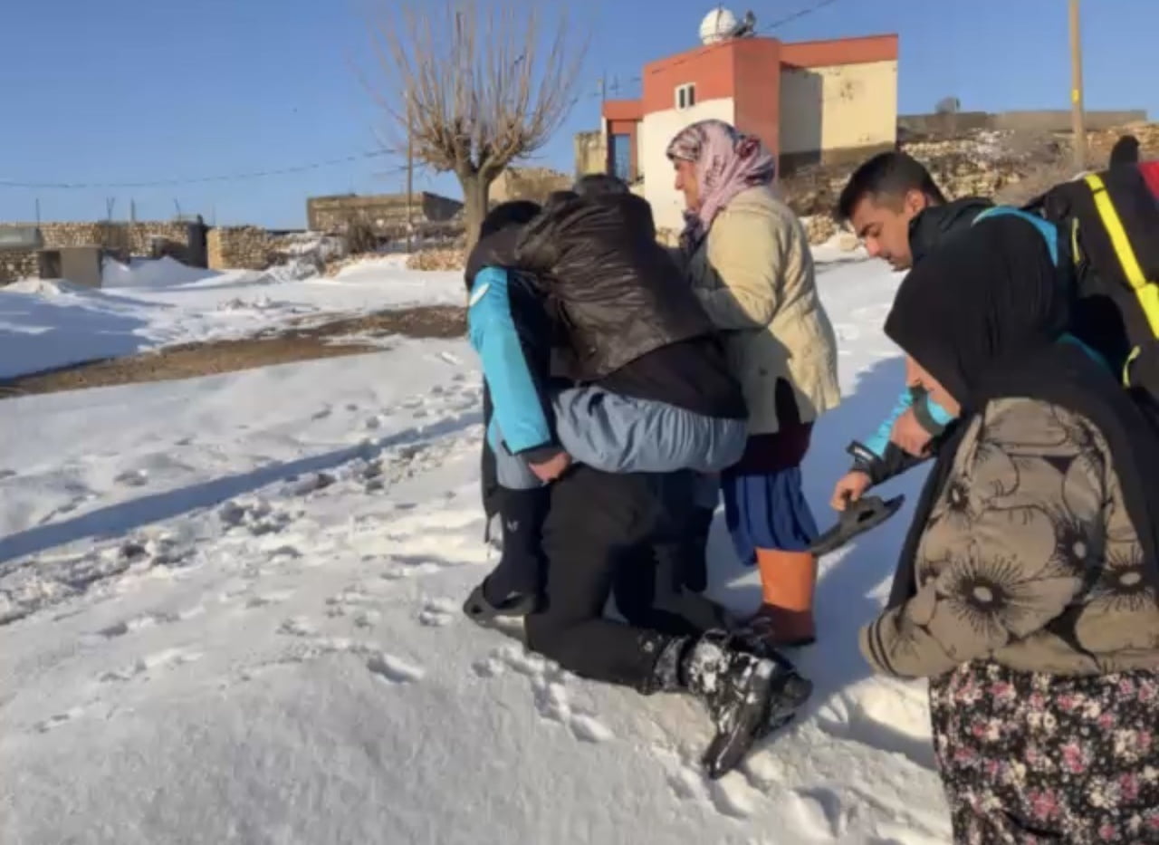 MARDİN’İN MİDYAT İLÇESİNDE KAR NEDENİYLE YOLU KAPANAN MAHALLEDEKİ HASTAYA ULAŞAN UMKE EKİPLERİNDEN...
