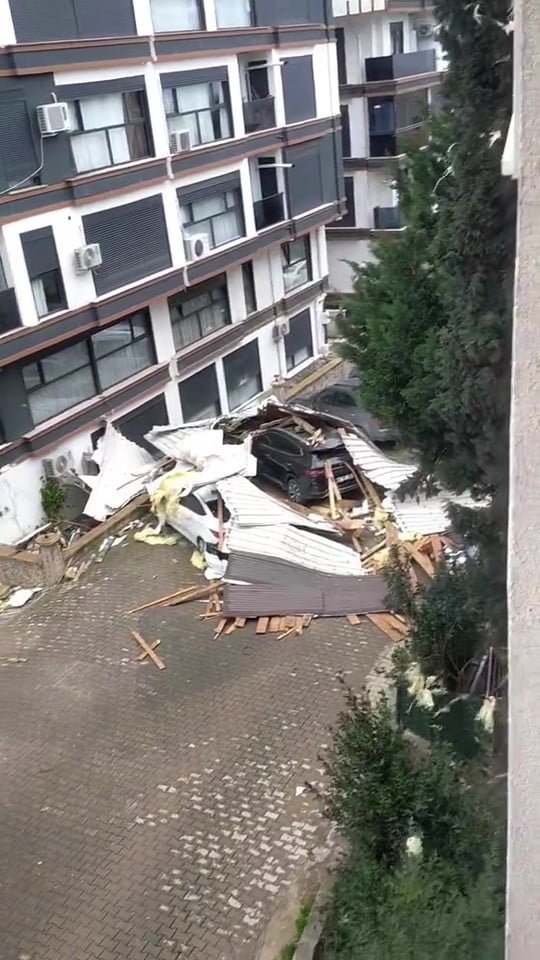 MARMARA BÖLGESİ’Nİ DÜN ETKİSİ ALTINA ALAN KUVVETLİ RÜZGAR, KOCAELİ'DE BÜYÜK YIKIMA YOL AÇTI....