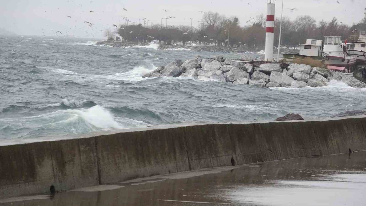 MARMARA DENİZİ'NDE ETKİLİ OLAN FIRTINA, PENDİK BALIKÇILAR BARINAĞI'NDAKİ TEKNELERİ SALLADI. SERT...
