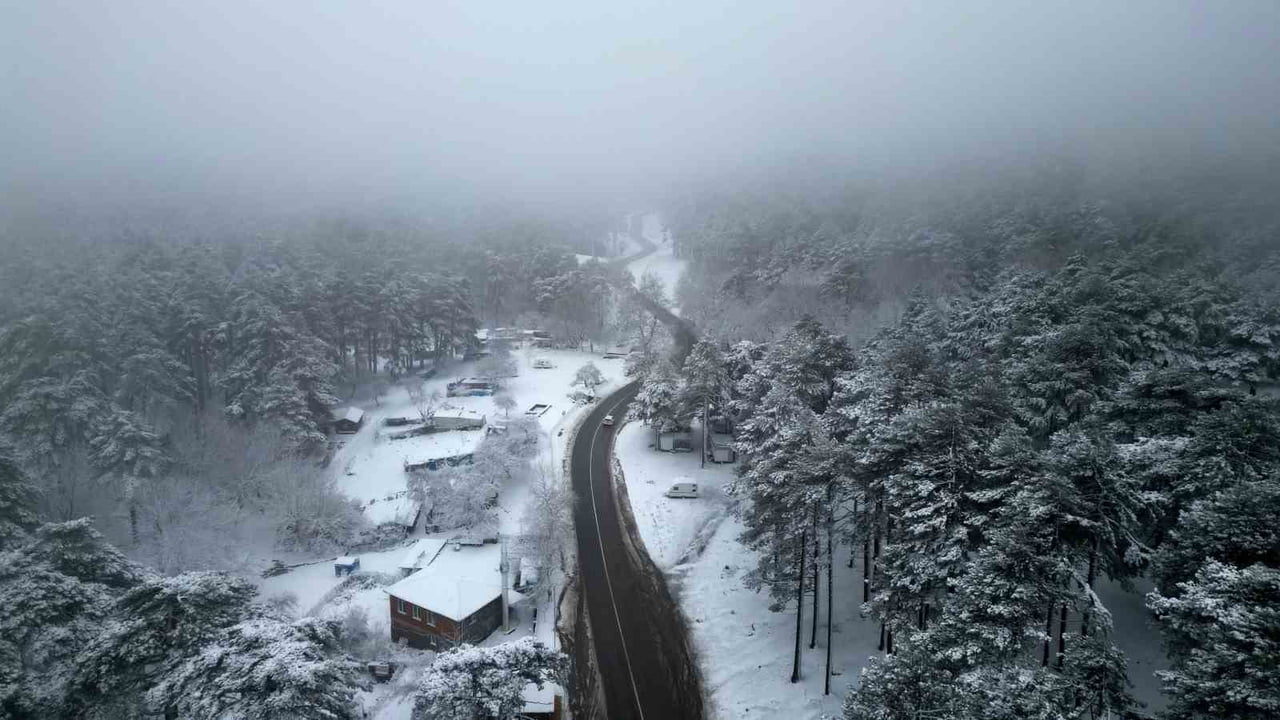 MARMARA İLE EGE BÖLGESİ'Nİ FİZİKİ OLARAK AYIRAN KAZDAĞLARI'NDA ETKİLİ OLAN KAR YAĞIŞI SONRASI...