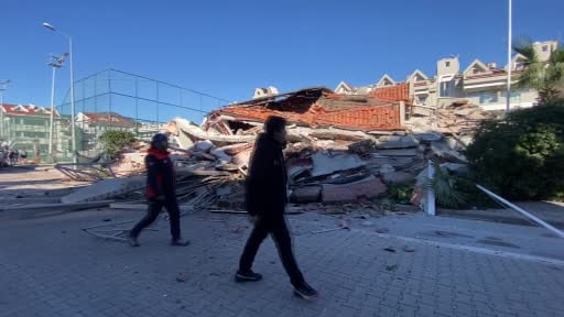 Marmaris'te güçlendirme çalışması yapılan apart otel çöktü