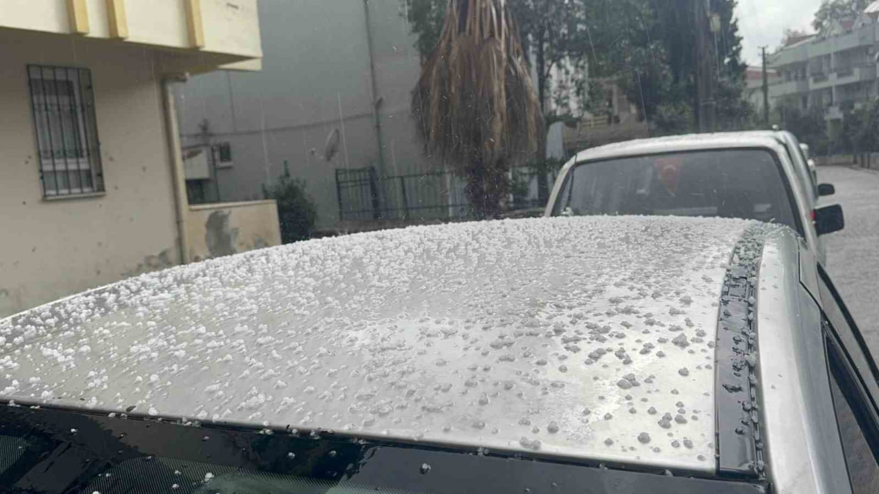 MARMARİS’TE DOLU YAĞDI KISA SÜREDE ORTALIK BEYAZA BÜRÜNDÜ