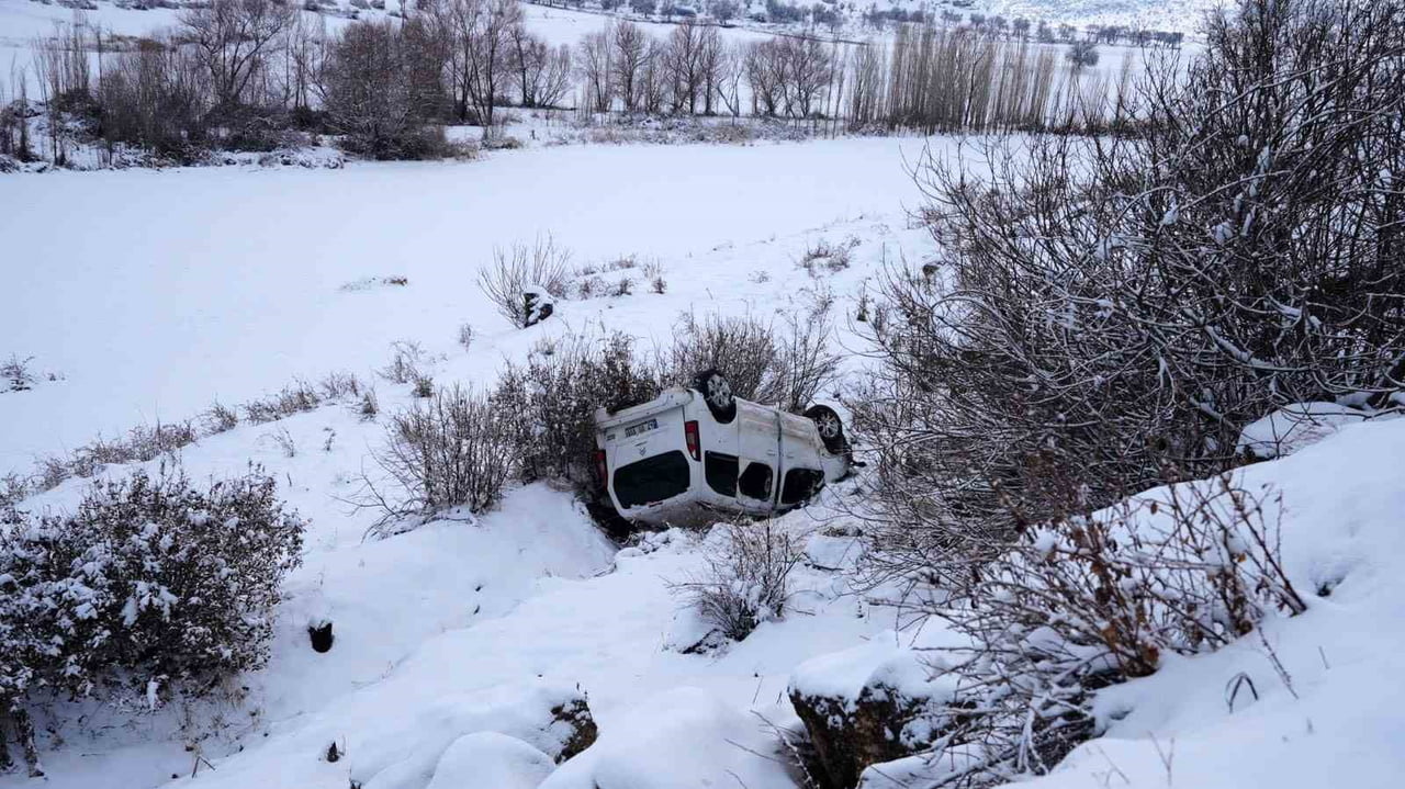 MAZIDAĞI İLÇESİNDE ETKİLİ OLAN KAR YAĞIŞI SONRASI BUZLANAN YOLDA SÜRÜCÜSÜNÜN DİREKSİYON...
