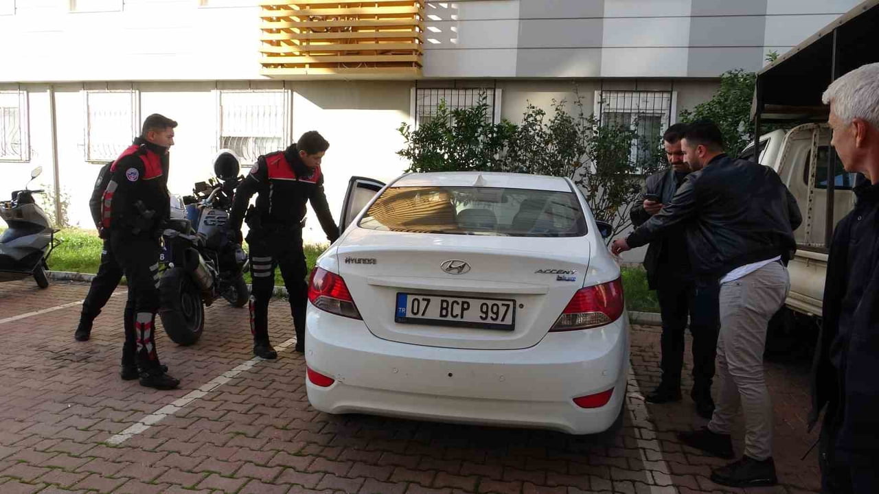 MEHMET EMİN U, (20) MOTOSİKLETLE AİLESİNİN YAŞADIĞI SİTEYE GELEREK, OTOMOBİLDE BULUNAN AĞABEYİ...