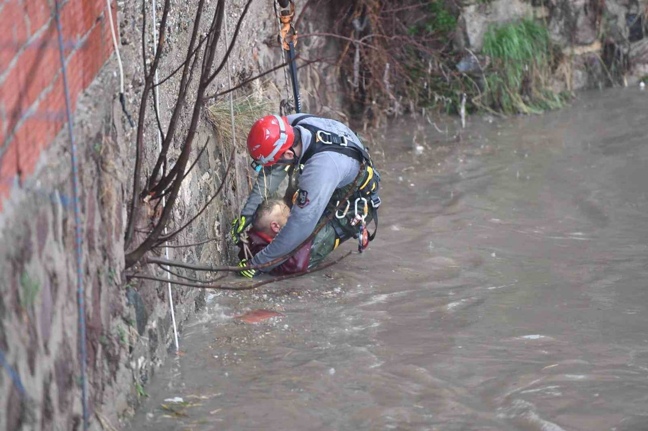 MELES ÇAYI'NA İNEN VE YAĞIŞ NEDENİYLE YÜKSELEN SUYUN ORTASINDA MAHSUR KALAN 43 YAŞINDAKİ ŞAHIS...
