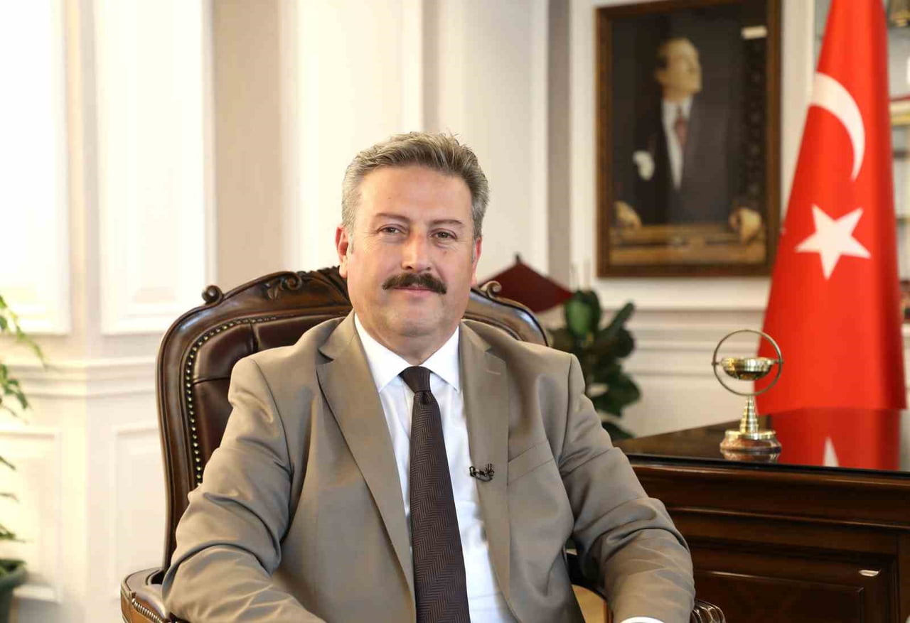 MELİKGAZİ BELEDİYE BAŞKANI DOÇ. DR. MUSTAFA PALANCIOĞLU, MİRAÇ KANDİLİ VESİLESİYLE BİR MESAJ...