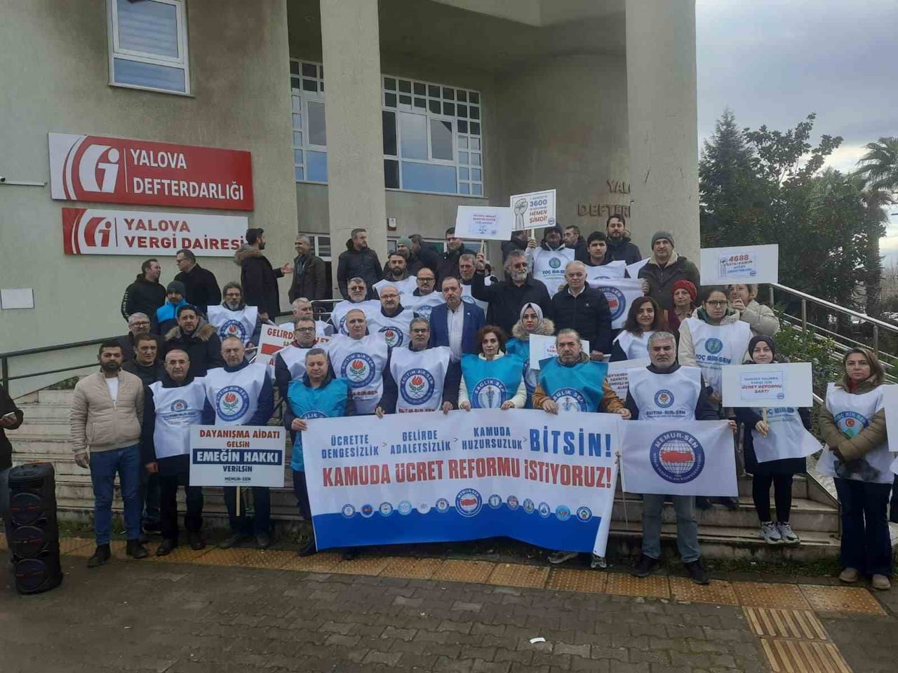 MEMUR-SEN YALOVA TEŞKİLATI, 2026 YILININ İLK MAAŞ GÜNÜNDE YALOVA DEFTERDARLIĞI ÖNÜNDE KAMU...
