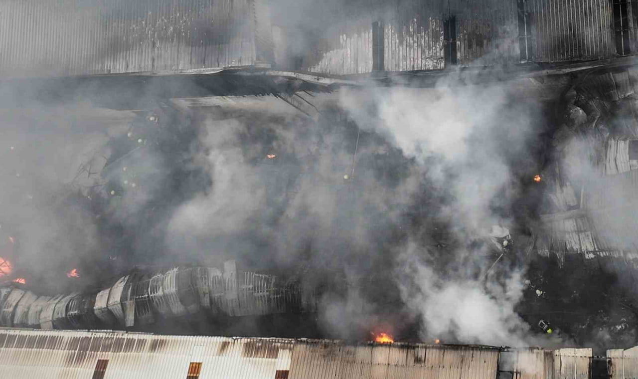 MERSİN'DE BİR GERİ DÖNÜŞÜM TESİSİNİN PLASTİK HAM MADDELERİNİN OLDUĞU DEPODA ÇIKAN YANGIN ÇOK...