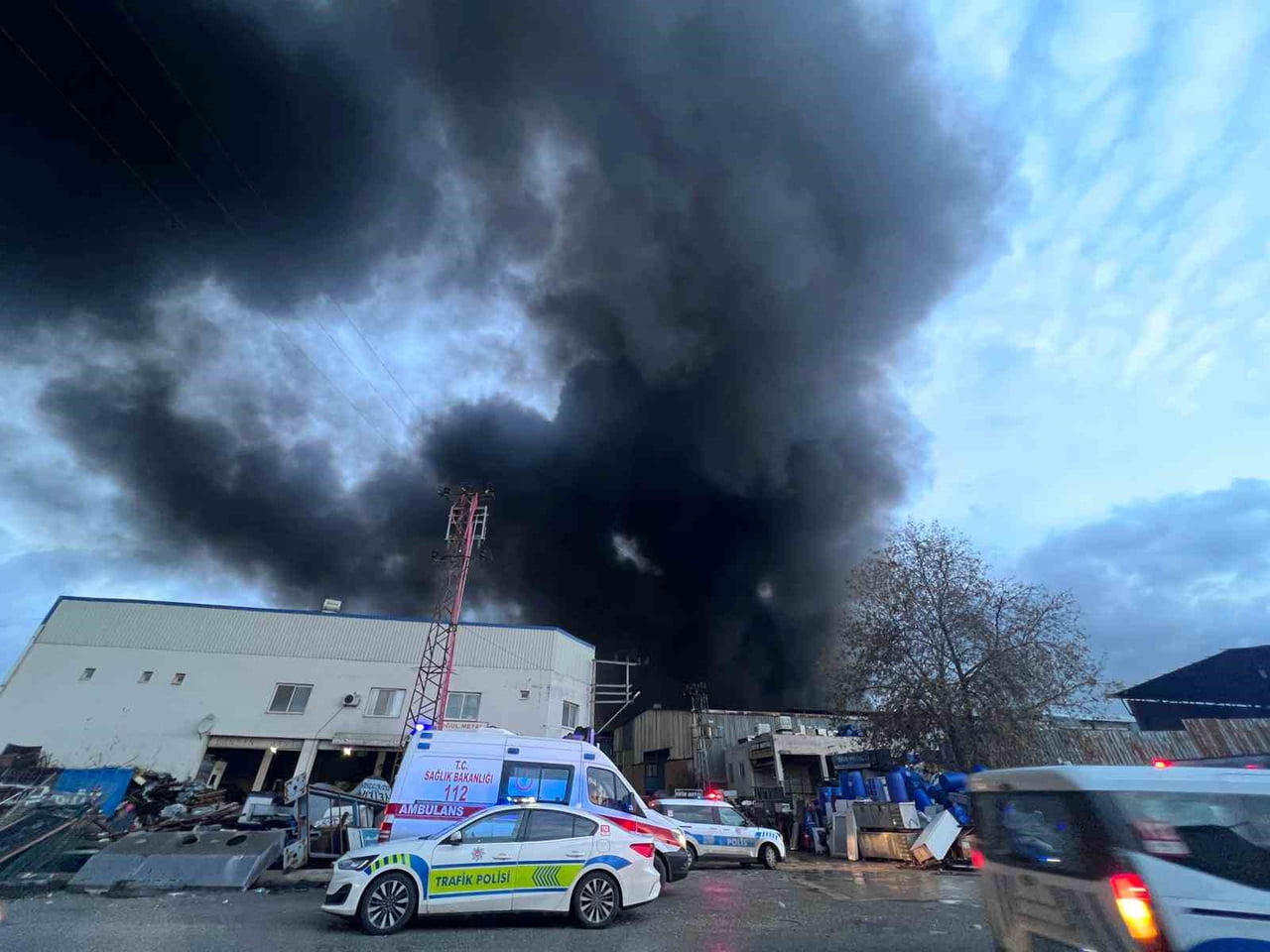 MERSİN'DE BİR GERİ DÖNÜŞÜM TESİSİNİN PLASTİK HAM MADDELERİNİN OLDUĞU DEPODA YANGIN ÇIKTI, BÖLGEYE...