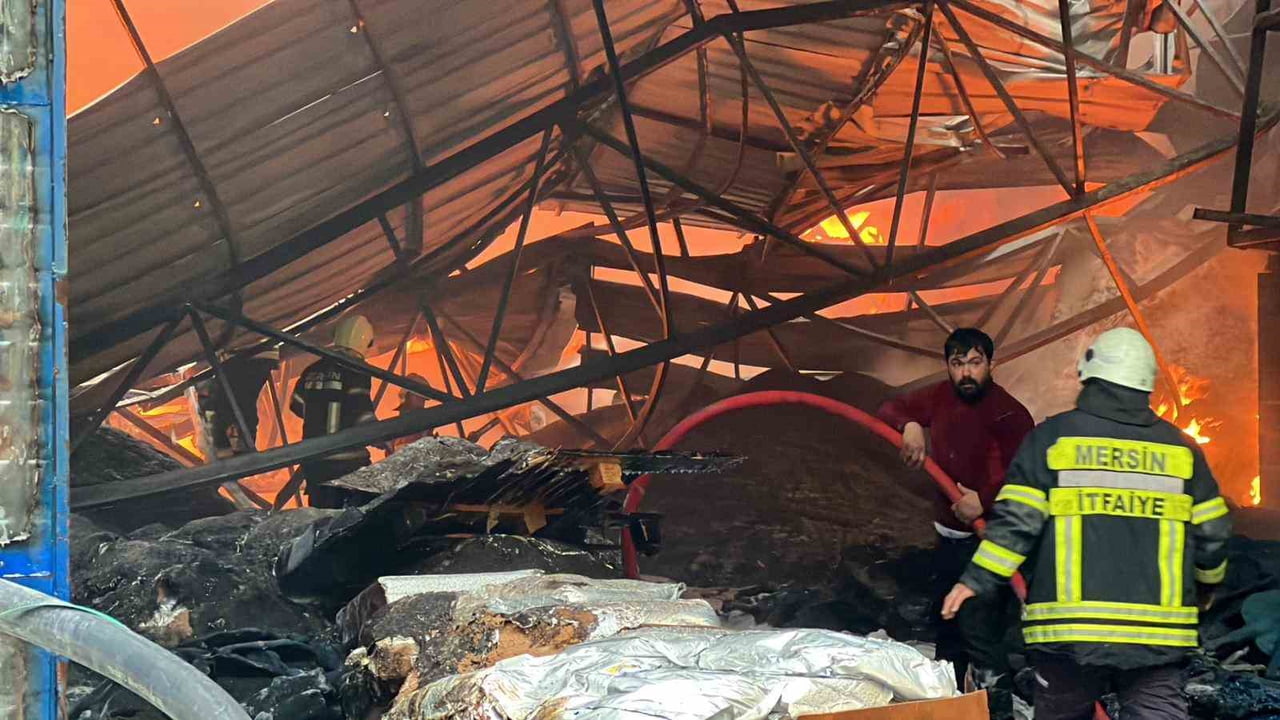MERSİN'DE BİR GERİ DÖNÜŞÜM TESİSİNİN PLASTİK HAM MADDELERİNİN OLDUĞU DEPODA YANGIN ÇIKTI, BÖLGEYE...