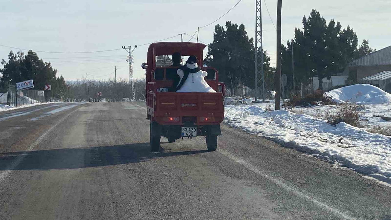 MERSİN'DE BİR KİŞİ 3 TEKERLEKLİ MOTOSİKLETİN KASASINA YAPTIĞI KARDAN ADAMI GÖTÜRMESİ DİKKAT ÇEKTİ....