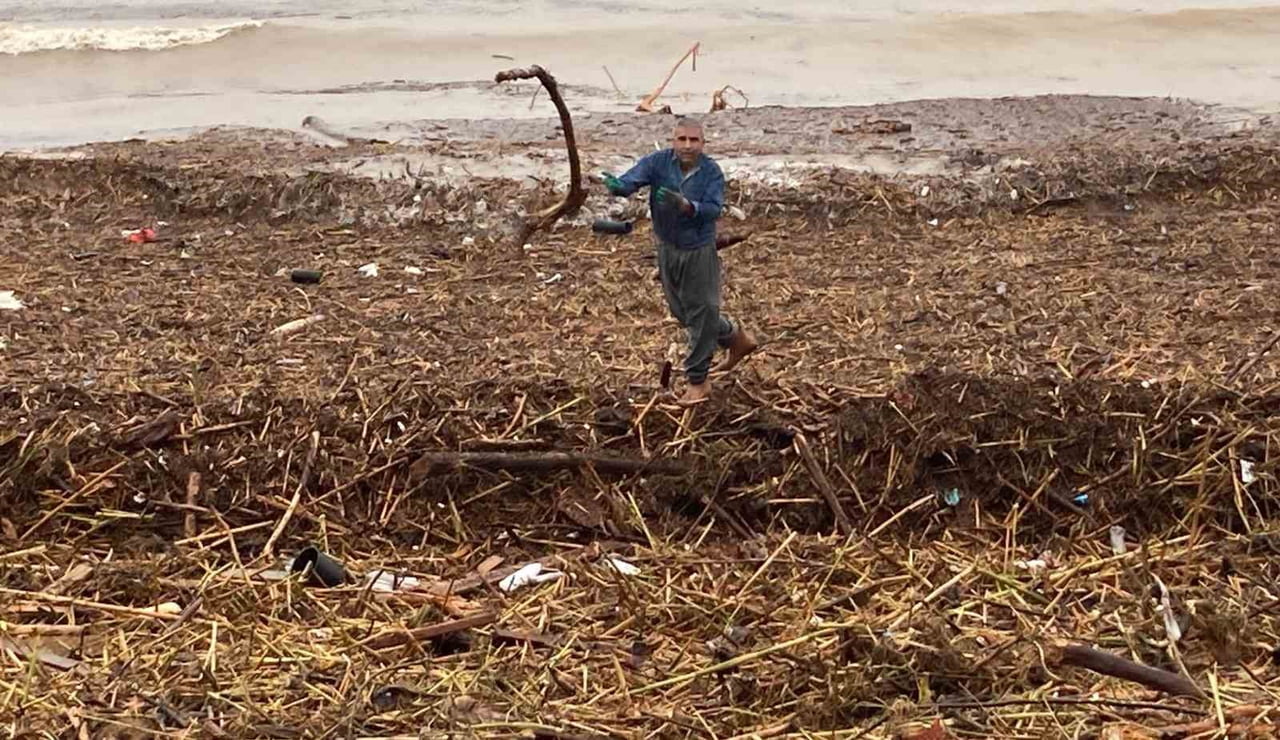 MERSİN'DE YAŞANAN SEL AFETİNİN ARDINDAN COŞAN DERELERİN AKTIĞI AKDENİZ'DE KAHVERENGİYE BÜRÜNDÜ...