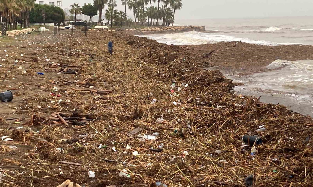 MERSİN'DE YAŞANAN SEL AFETİNİN ARDINDAN COŞAN DERELERİN AKTIĞI AKDENİZ'DE KAHVERENGİYE BÜRÜNDÜ...