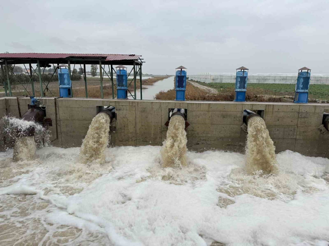 MERSİN'İN TARSUS İLÇESİNDE YILLAR ÖNCE SEL SULARININ TAHLİYESİ İÇİN KURULAN 9 TANE MOTOPOMP...