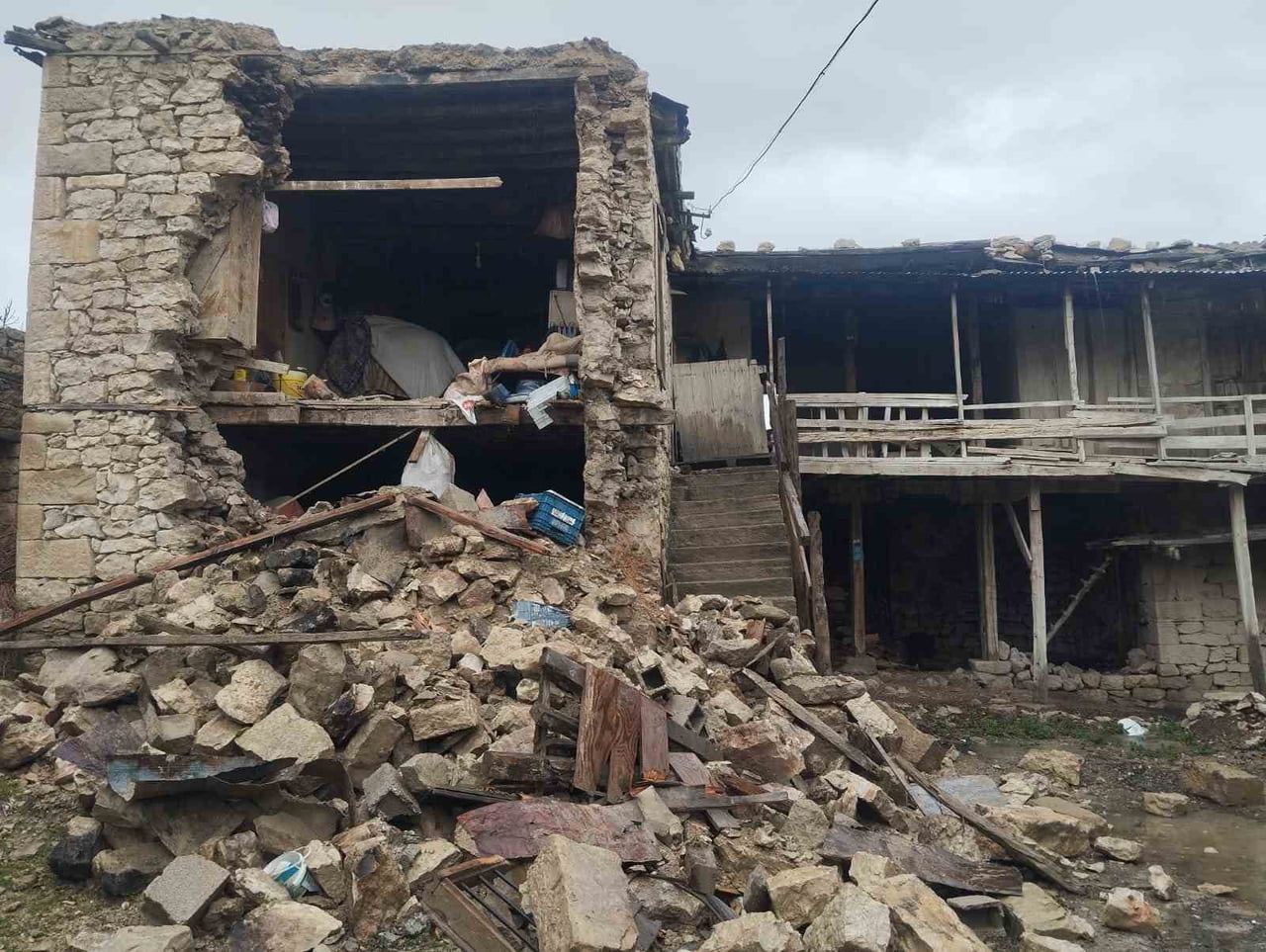 MERSİN'İN TARSUS İLÇESİNDEKİ BİR KÖYDE VEFAT EDEN KOMŞUSUNA AİT EVİ ÇEKEN  BİR KİŞİ,  'ADAM ÖLDÜ...