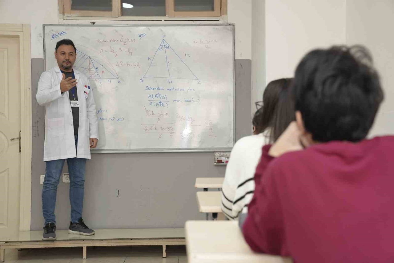 MERSİN BÜYÜKŞEHİR BELEDİYESİ, 21 KURS MERKEZİYLE LGS VE YKS’YE HAZIRLANAN 8 BİN 600 ÖĞRENCİYE...