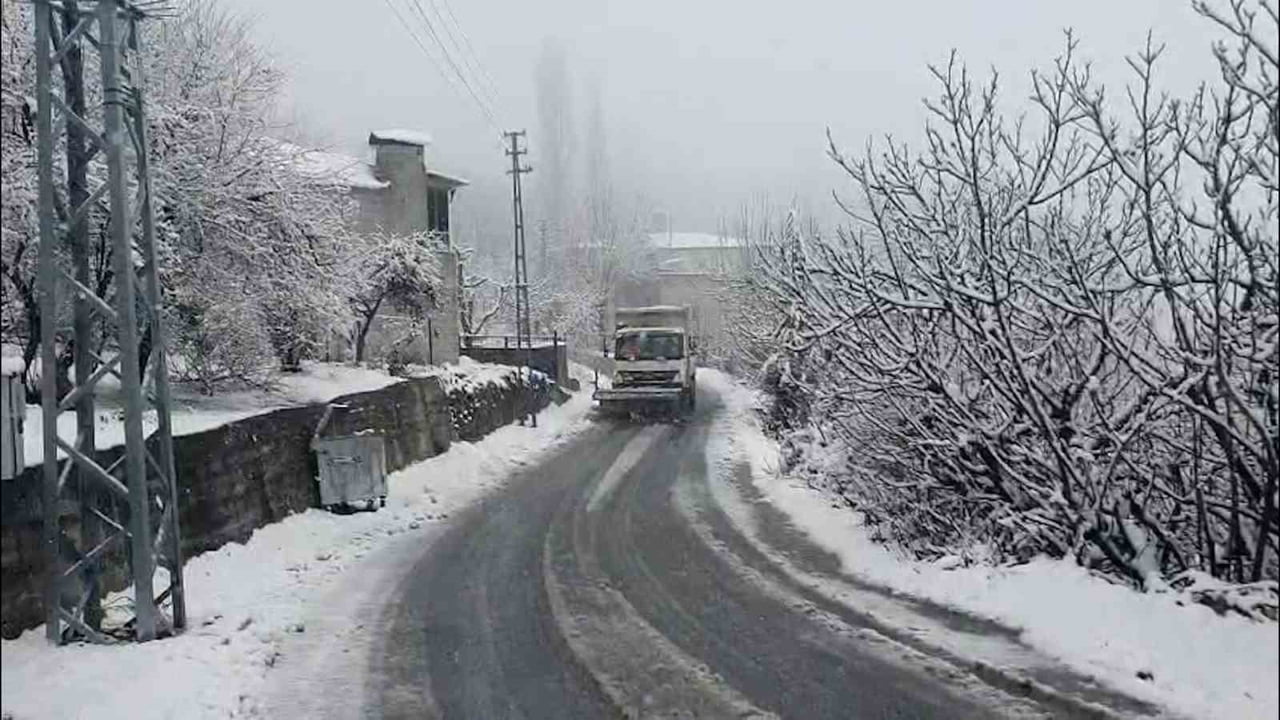 MERSİN BÜYÜKŞEHİR BELEDİYESİ EKİPLERİ, KENTİN YÜKSEK KESİMLERİNDE ETKİLİ OLAN KAR YAĞIŞINA KARŞI...