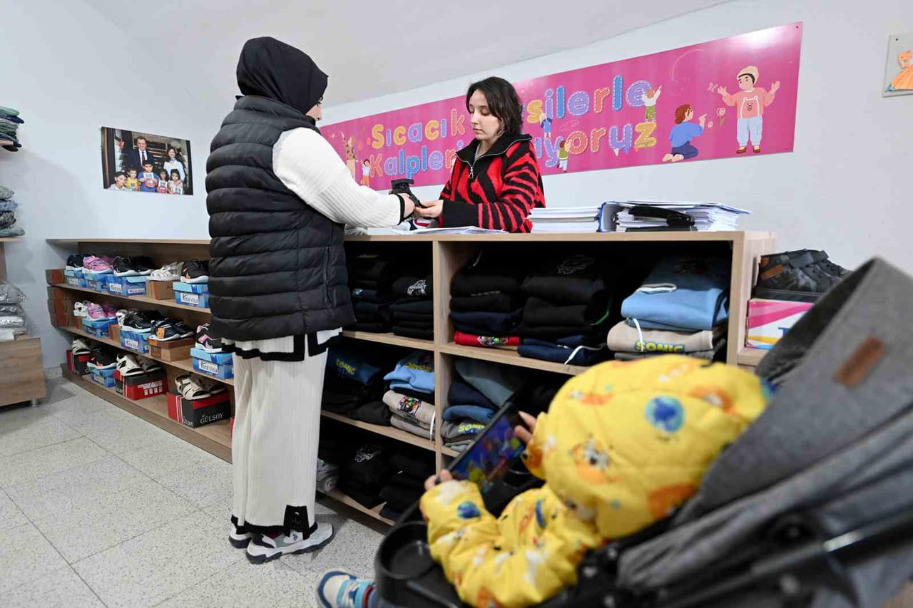 MERSİN BÜYÜKŞEHİR BELEDİYESİ, KIYAFET EVLERİ ARACILIĞIYLA HAYAT PAHALILIĞI KARŞISINDA DAR GELİRLİ...