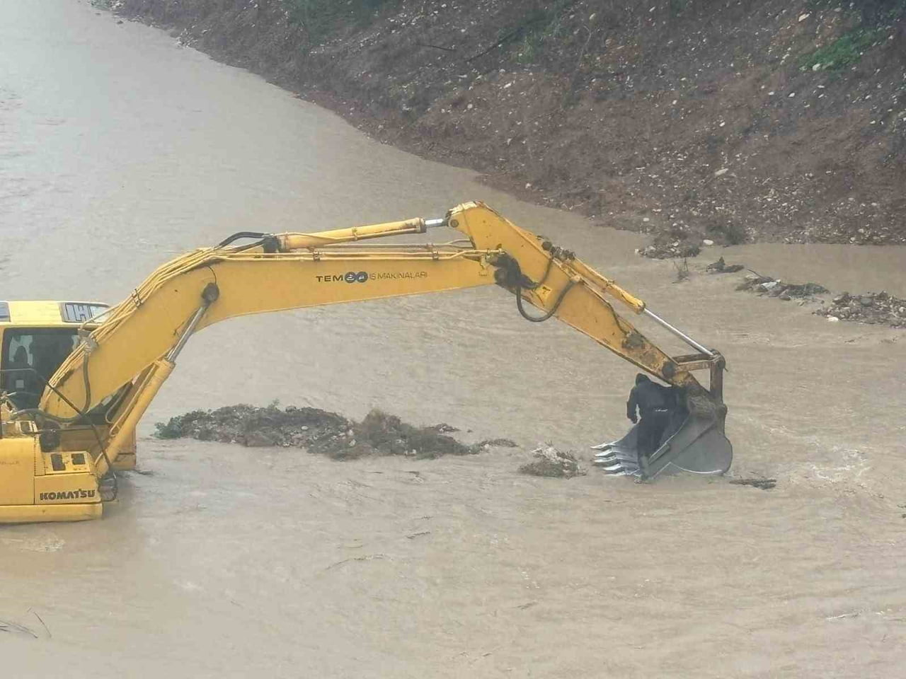 MERSİN’DE ETKİLİ OLAN SAĞANAK YAĞIŞIN ARDINDAN DELİÇAY’DAKİ AKAR SUDA MEYDANA GELEN KAZADA...