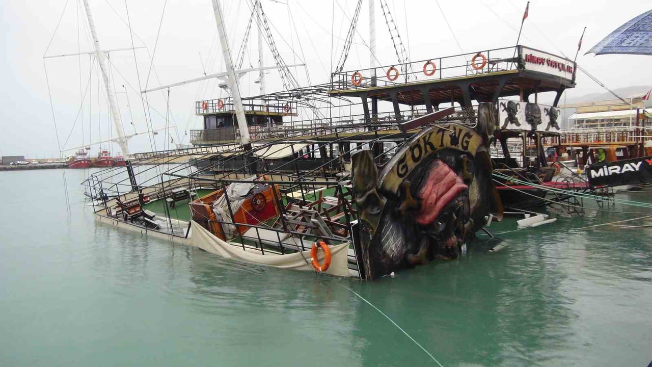 MERSİN’DE ŞİDDETLİ YAĞIŞ VE FIRTINA YAT BATIRDI