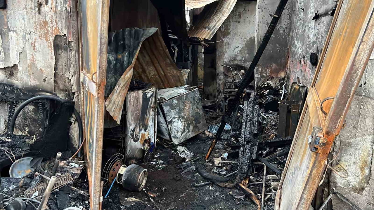 MERSİN’DE TEK BAŞINA YAŞAYAN 58 YAŞINDAKİ BİR KİŞİ, EVİNİN KUNDAKLANMASI SONUCU AĞIR YARALANIRKEN...