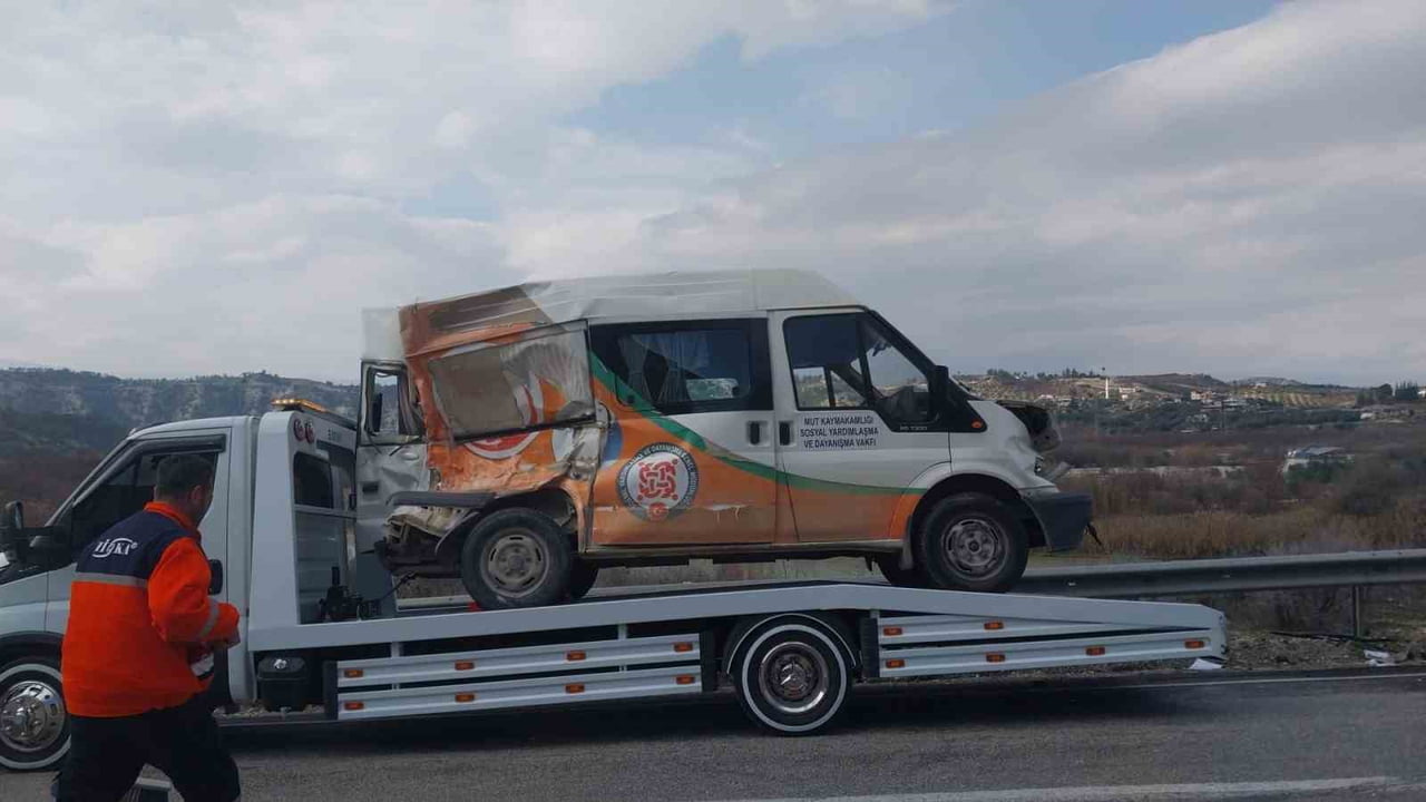 MERSİN’DE YOLCU OTOBÜSÜYLE MİNİBÜSÜN ÇARPIŞMASI SONUCU MEYDANA GELEN KAZA UCUZ ATLATILDI, 2 KİŞİ...