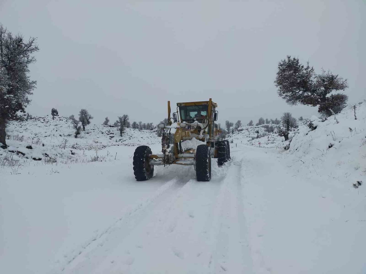 MERSİN’DE YÜKSEK KESİMLERDE ETKİLİ OLAN KAR YAĞIŞININ ARDINDAN BÜYÜKŞEHİR BELEDİYESİ EKİPLERİ...