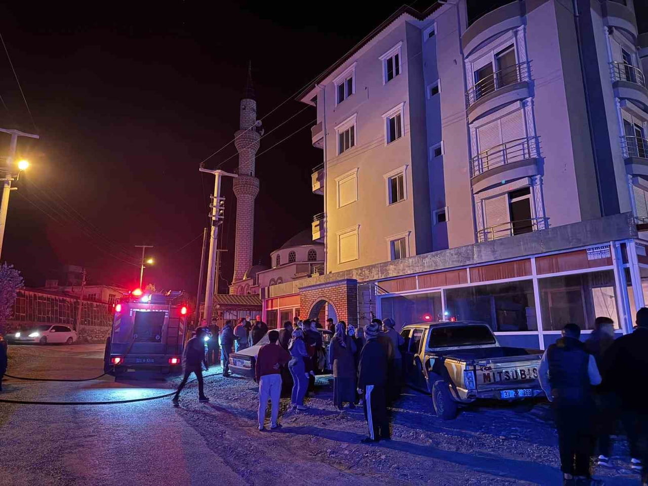 MERSİN’İN BOZYAZI İLÇESİNDE BİR APARTMAN DAİRESİNDE ELEKTRİKLİ SOBADAN ÇIKAN YANGIN PANİĞE NEDEN...