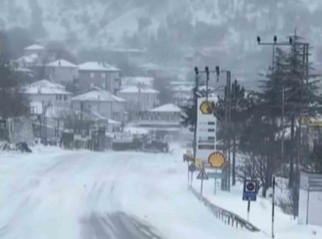 MERSİN’İN MUT İLÇESİNDE BULUNAN SERTAVUL GEÇİDİNDE ETKİLİ OLAN KAR YAĞIŞI, TİPİ VE SİS NEDENİYLE...