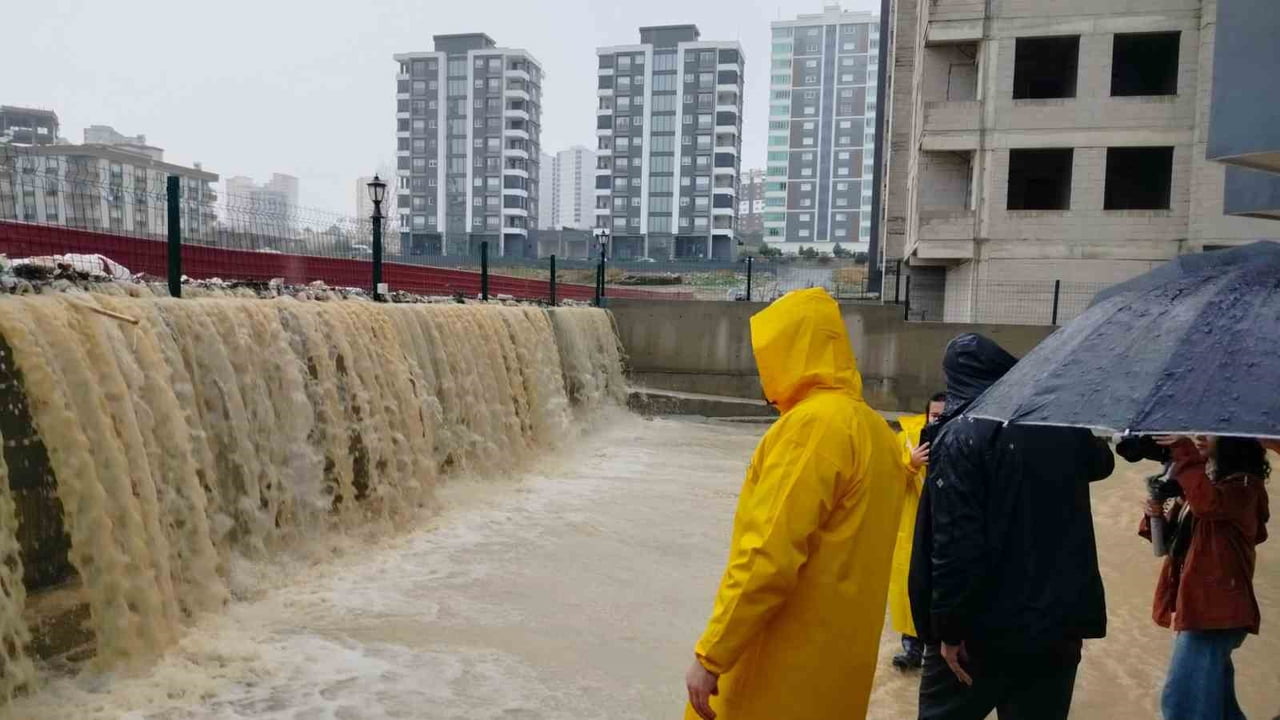 MERSİN’İN TARSUS İLÇESİNDE ETKİSİNİ ARTIRAN ŞİDDETLİ YAĞIŞLARIN ARDINDAN TARSUS BELEDİYESİ...