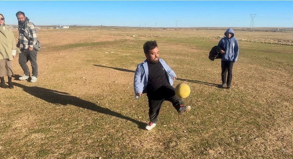 MESAFE TANIMADAN FUTBOL TOPUYLA HER HEDEFİ TUTTURUYOR