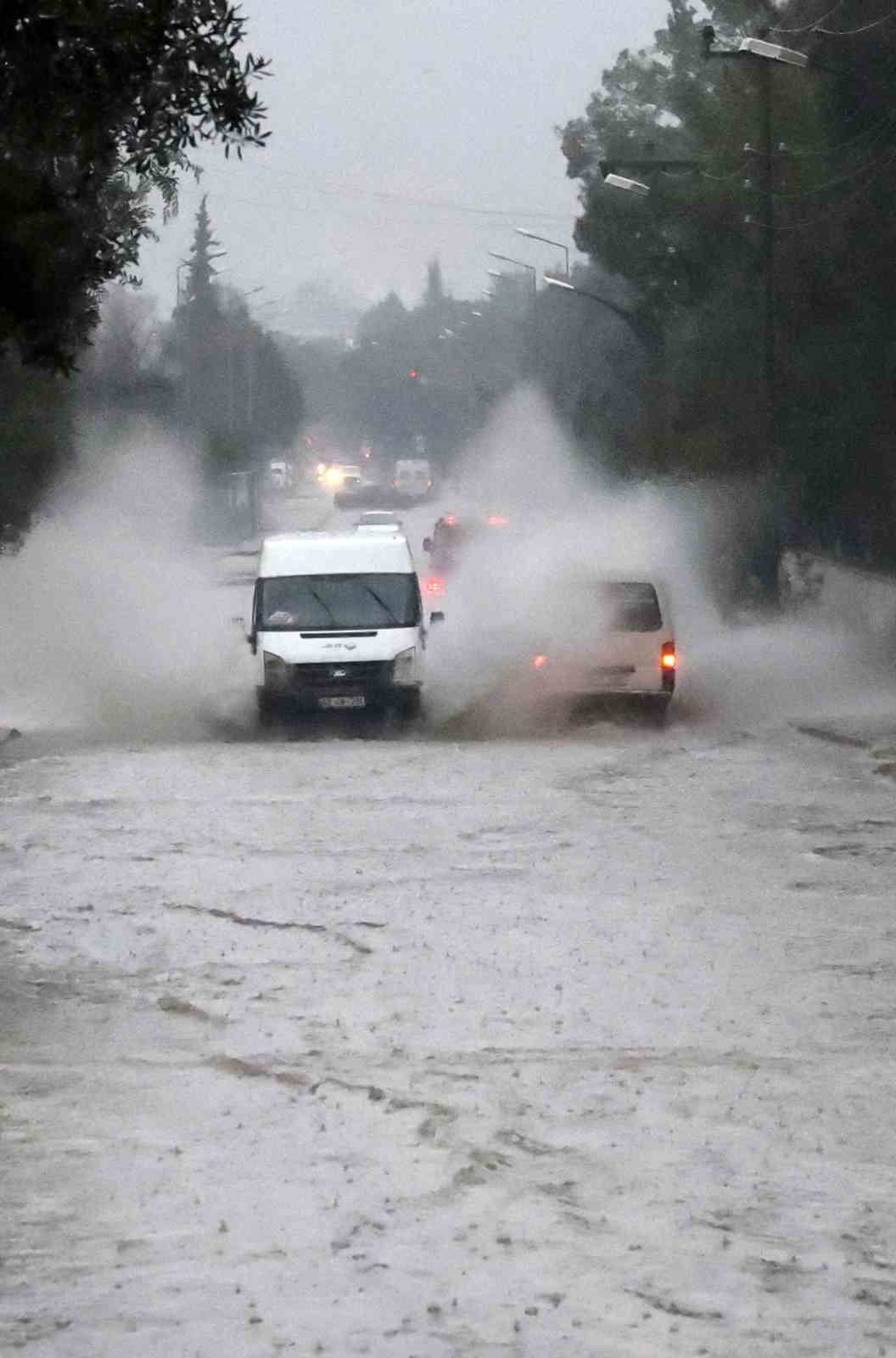 METEOROLOJİ 4. BÖLGE MÜDÜRLÜĞÜ BÖLGE TAHMİN VE UYARI MERKEZİNDEN YAPILAN UYARIDA, YARIN AKŞAM...