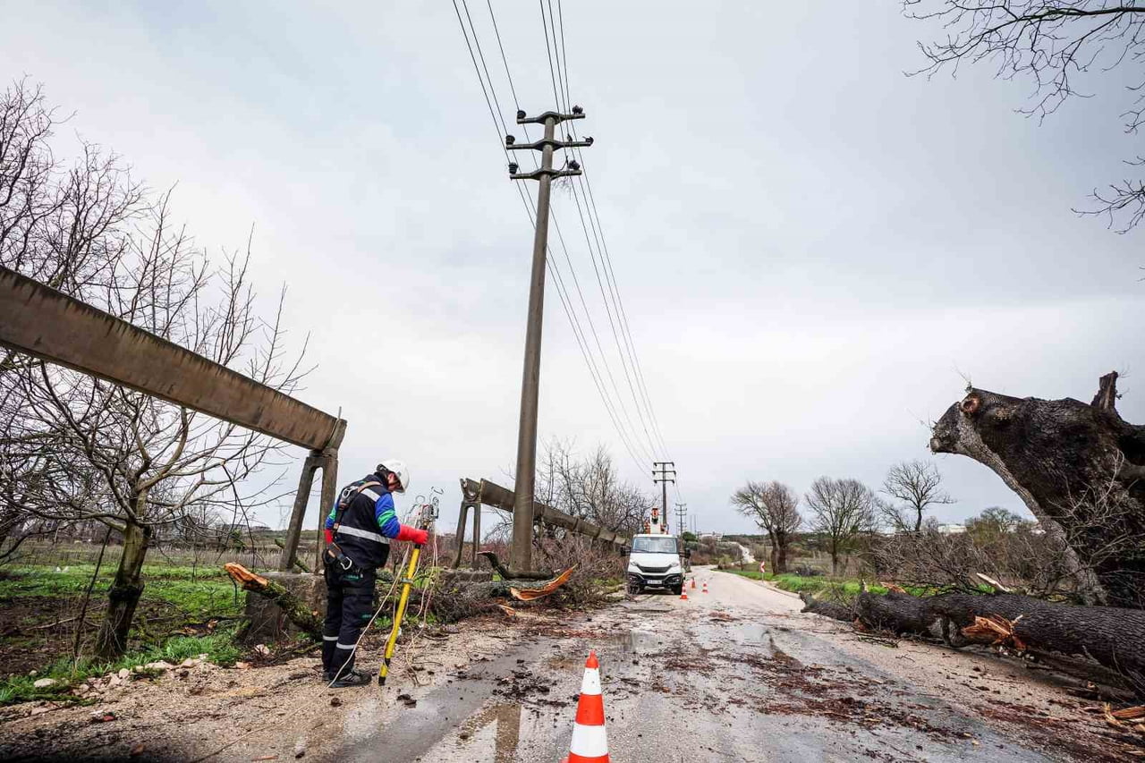 METEOROLOJİ GENEL MÜDÜRLÜĞÜ’NÜN UYARILARININ ARDINDAN MARMARA BÖLGESİ GENELİNDE ETKİLİ OLAN...