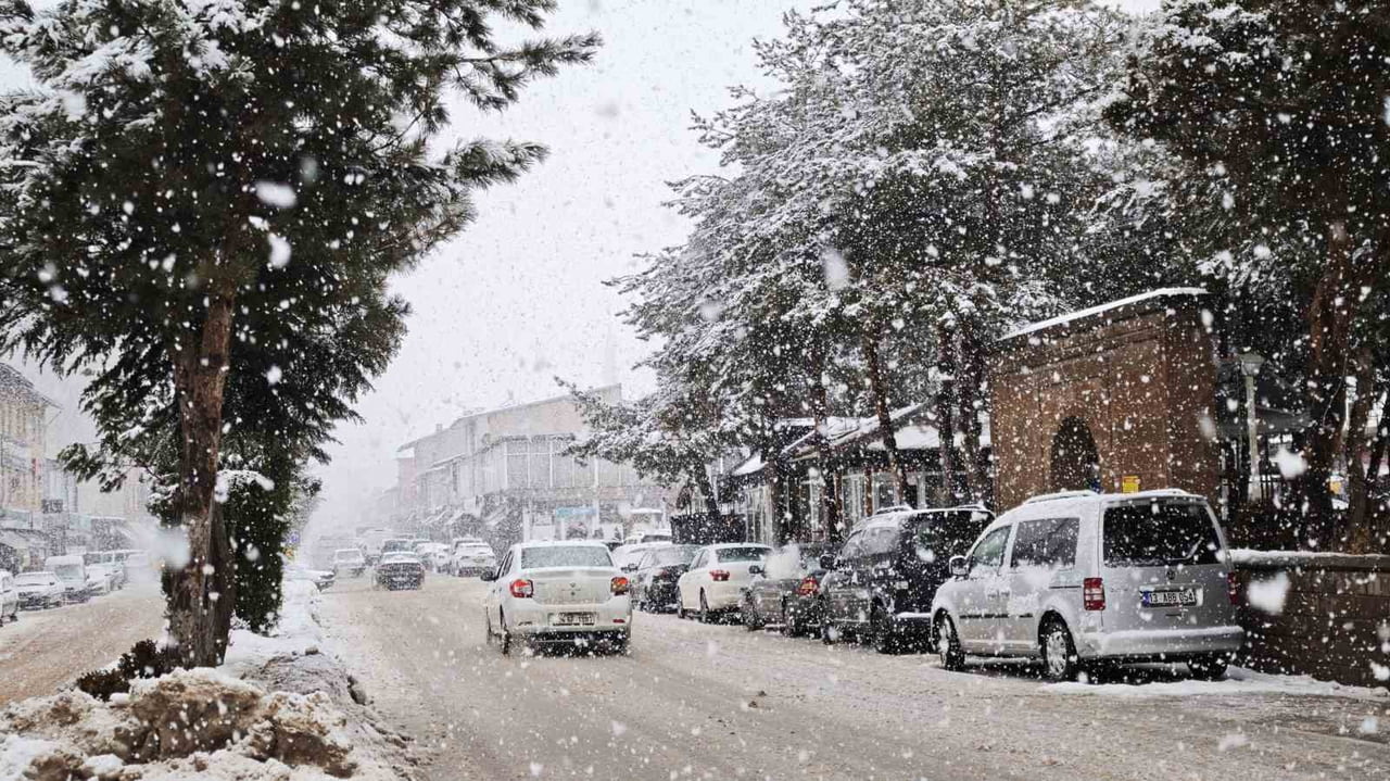 METEOROLOJİ GENEL MÜDÜRLÜĞÜ’NÜN UYARISINI YAPTIĞI KUVVETLİ KAR YAĞIŞI, BİTLİS’İN AHLAT İLÇESİNDE...