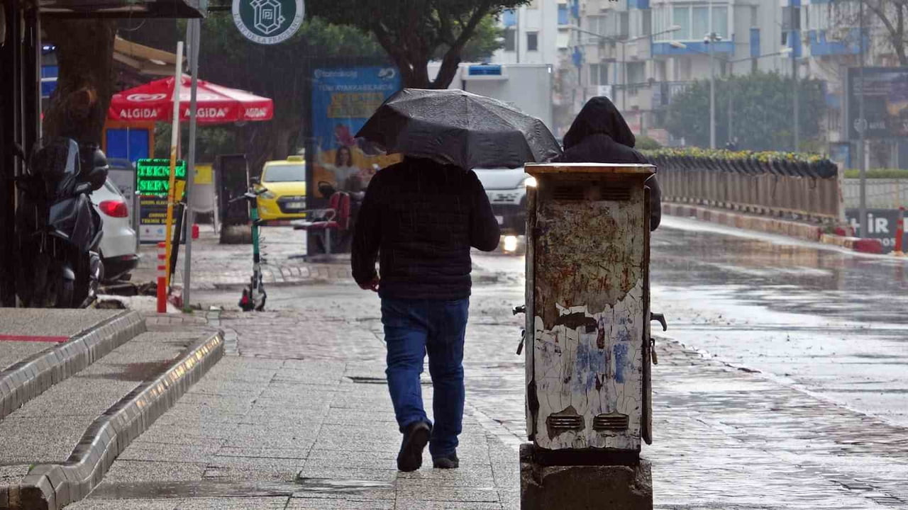 METEOROLOJİ GENEL MÜDÜRLÜĞÜNÜN SAĞANAK VE FIRTINA UYARISINDA BULUNDUĞU ANTALYA KENT MERKEZİNDE DÜN...