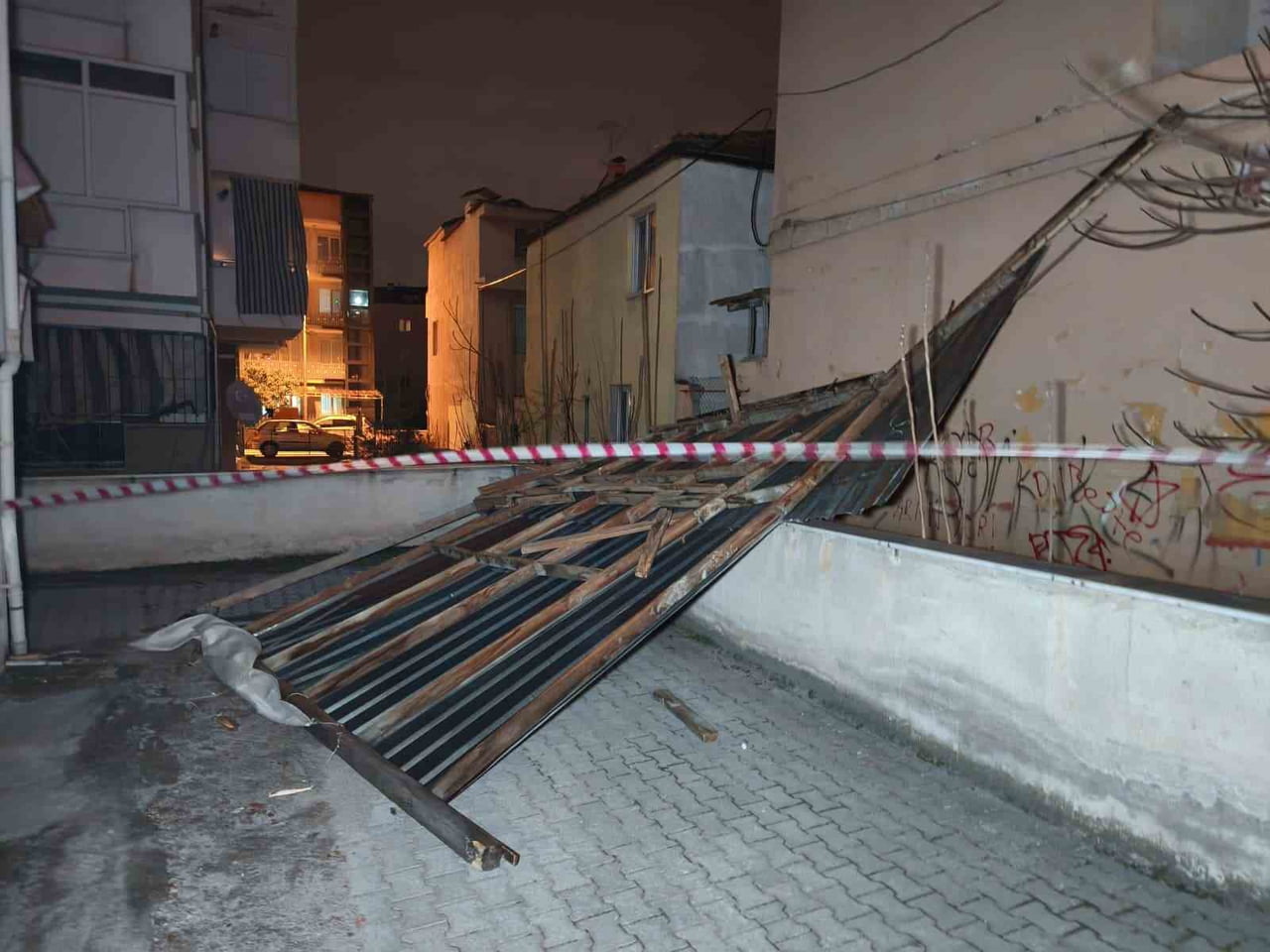 METEOROLOJİ’NİN KUVVETLİ RÜZGAR UYARISININ ARDINDAN DENİZLİ’DE AKŞAM SAATLERİNDEN İTİBAREN ETKİLİ...