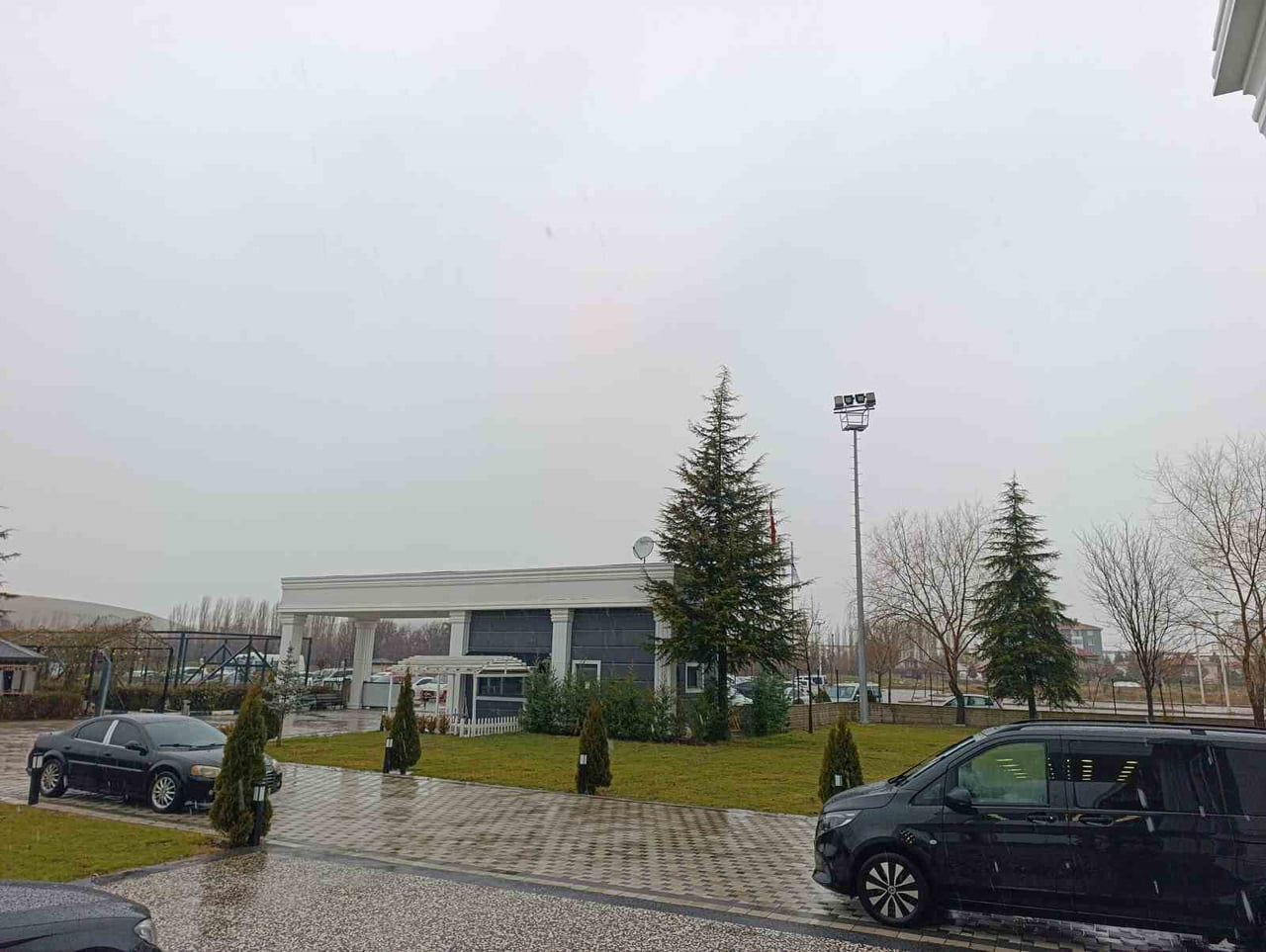 METEOROLOJİNİN UYARILARI SONRASI AFYONKARAHİSAR'DA BEKLENEN KAR YAĞIŞI BAŞLARKEN HAVA...