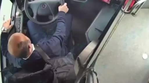 Metrobüs şoförü, lodosta 15 Temmuz Şehitler Köprüsünü geçmeye çalışan motosikletlilere kalkan...