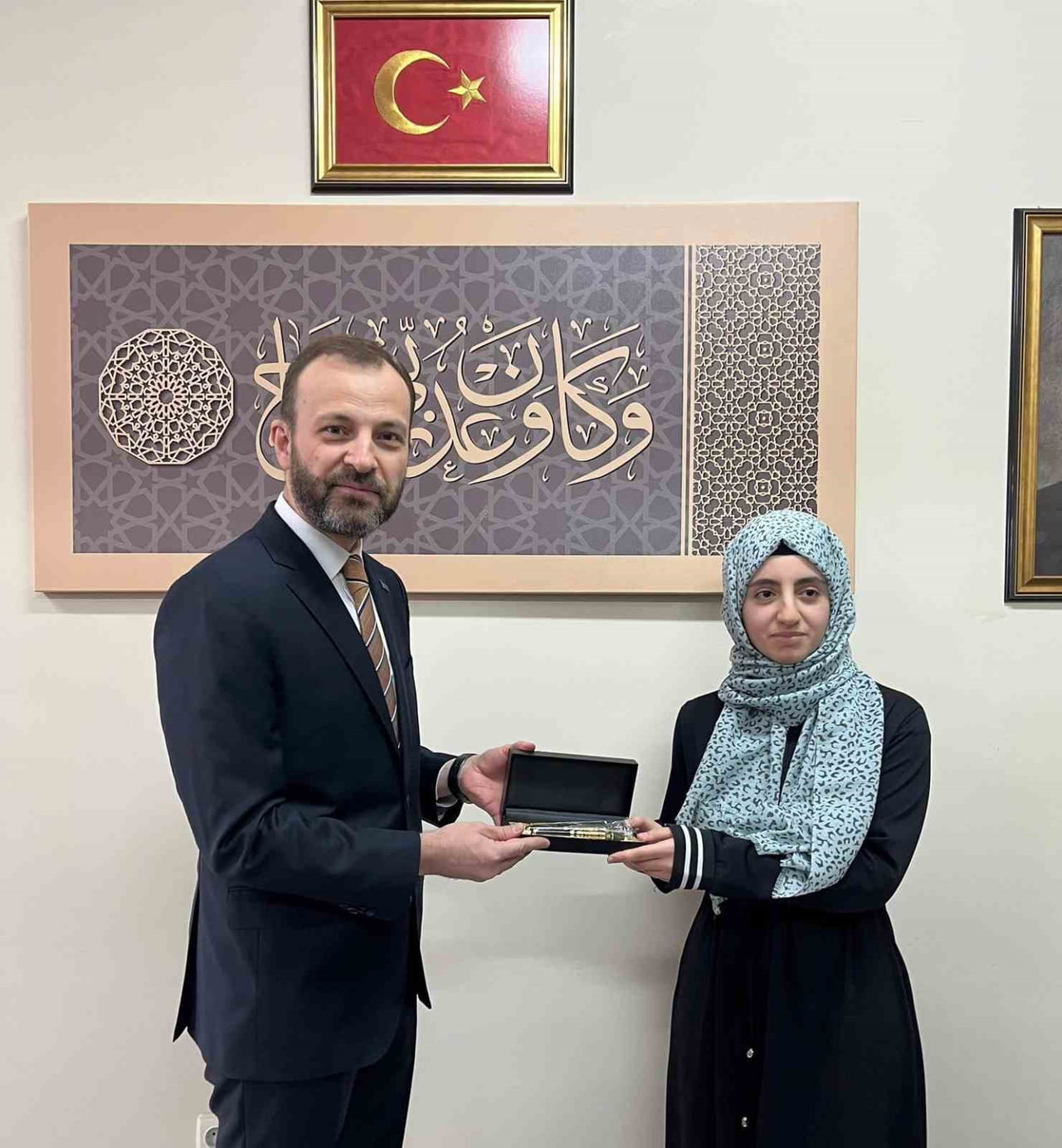 MİLLETVEKİLİ BAYIRCI, KİTAP OKUMA YARIŞMASI TÜRKİYE BİRİNCİSİ ÖĞRENCİYİ...