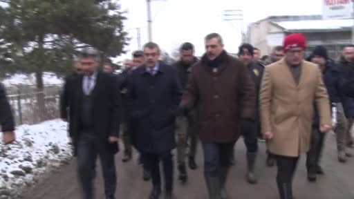 Milli Eğitim Bakanı Tekin yanan fabrikada incelemelerde bulundu