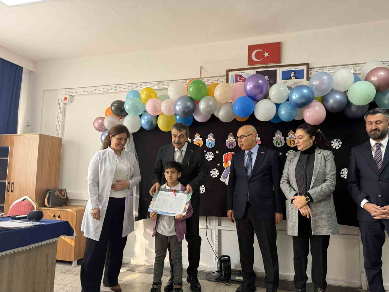 MİLLİ EĞİTİM BAKANI YUSUF TEKİN AĞRI İBRAHİM ÇEÇEN İLKÖĞRETİM OKULUNDA KARNE DAĞITIM TÖRENİNE...