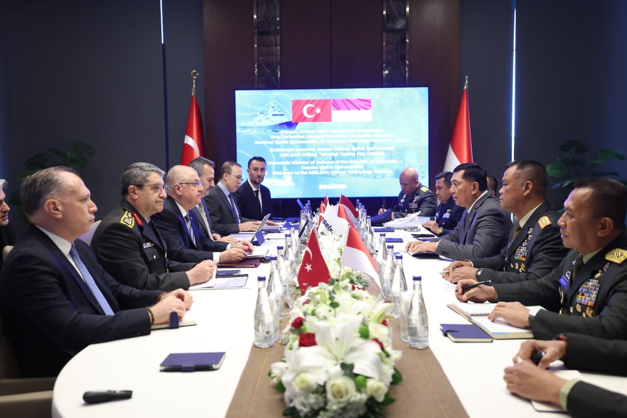 MİLLİ SAVUNMA BAKANI YAŞAR GÜLER VE ENDONEZYA SAVUNMA BAKANI SJAFRİE SJAMSOEDDİN İLE ASELSAN’I...