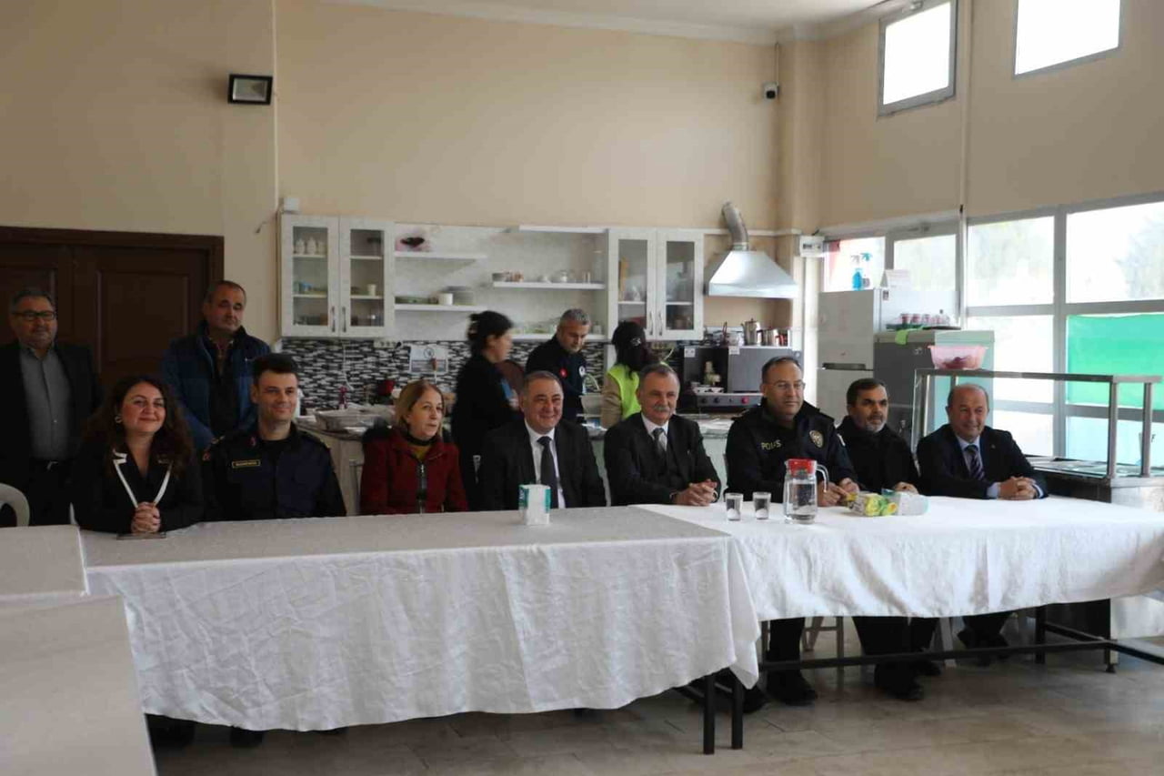 MİRAÇ KANDİLİ DOLAYISIYLA YUNUSEMRE BELEDİYESİ ENGELSİZ YAŞAM MERKEZİ’NDE, MAHALLE MUHTARLARININ...