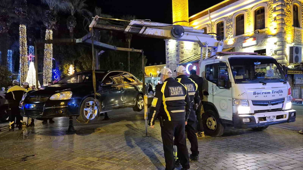 MUĞLA'NIN BODRUM İLÇESİNDE YENİ YIL COŞKUSU YAŞANIRKEN, GÜVENLİĞİN SAĞLANMASI AMACIYLA POLİS...