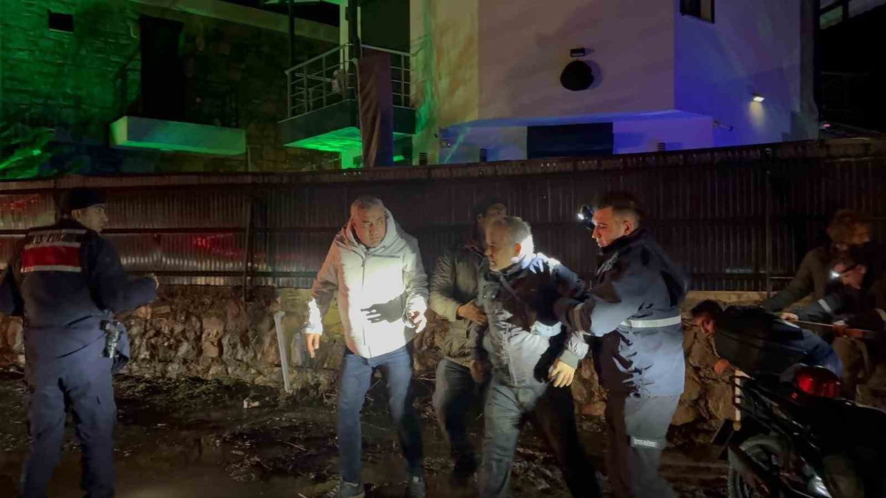 MUĞLA'NIN DATÇA İLÇESİNDE ARACIYLA TAŞAN DEREDEN GEÇMEYE ÇALIŞTIĞI ESNADA SELE KAPILAN VE...