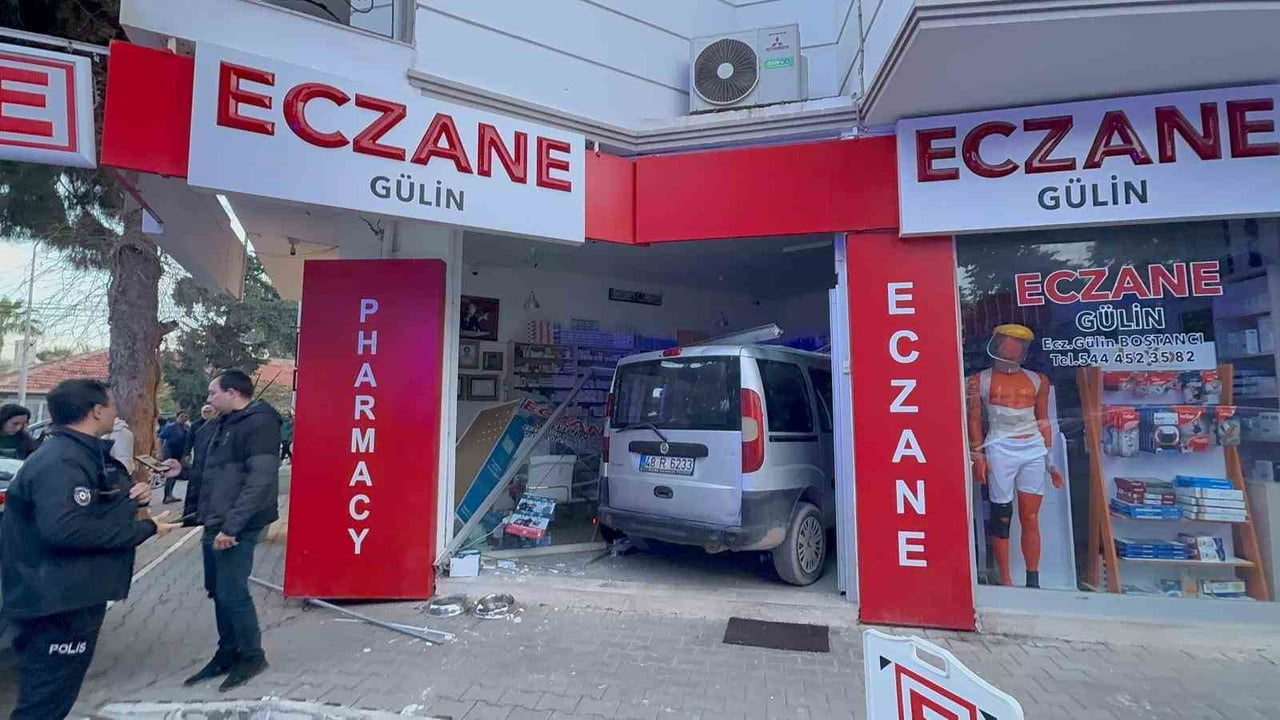 MUĞLA'NIN DATÇA İLÇESİNDE İDDİAYA GÖRE FREN YERİNE GAZA BASAN SÜRÜCÜ İŞ YERİNE DALARKEN, KAZADA...