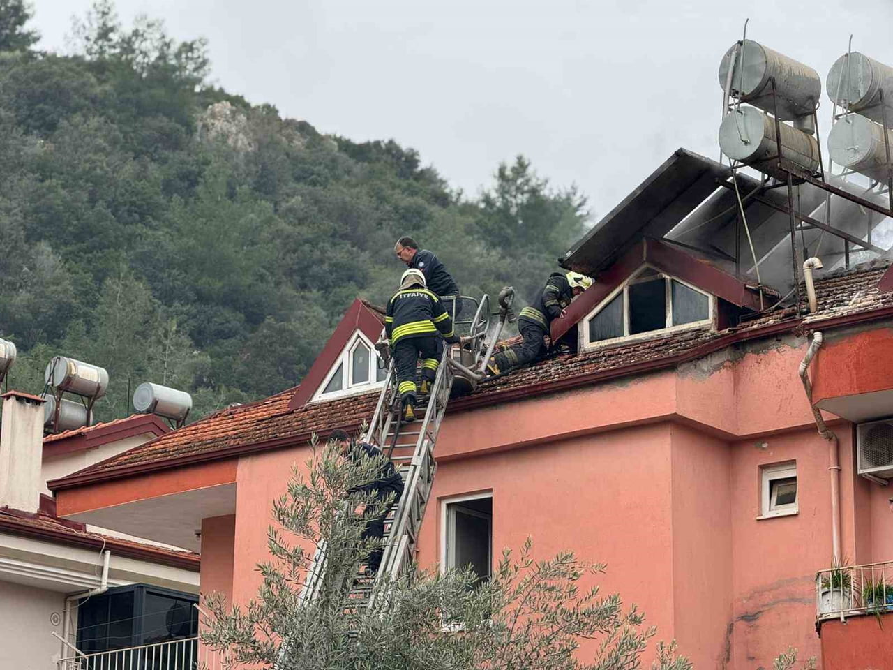 MUĞLA'NIN FETHİYE İLÇESİNDE ÜÇ KATLI BİR EVİN ÇATI KATINDA ÇIKAN YANGIN İTFAİYENİN YAKLAŞIK BİR...