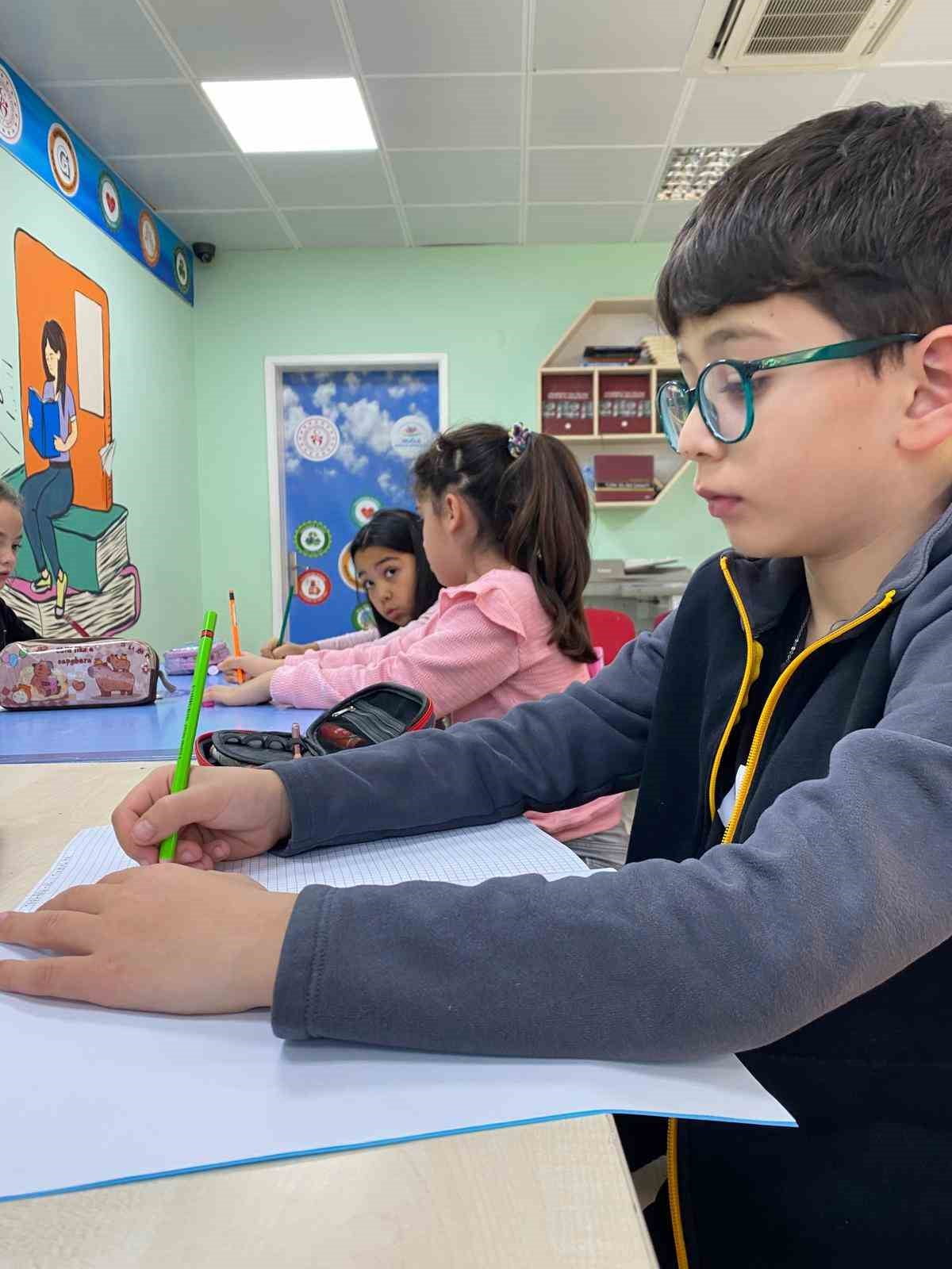 MUĞLA'NIN MENTEŞE İLÇESİNDE, ULUSLARARASI GENÇLİK MERKEZİ TARAFINDAN BAŞLATILAN MATEMATİK...